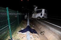 Elektrik Direğine Çarpan Minibüs Parçalandı Açıklaması 2 Ölü