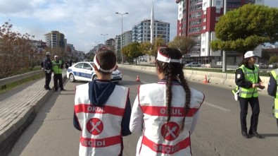 Gönüllü Öğrenciler, Polislerle Birlikte Sürücüleri Uyardı