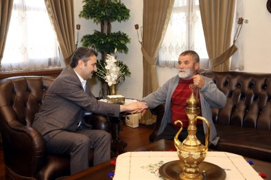 İnsanlık Ölmemiş Dedirten Yaşlı Adam Örnek Oldu