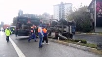 HAFRİYAT KAMYONU - Kadıköy'de Trafik Kazası