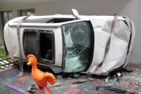 LÜKS OTOMOBİL - Lüks Otomobili Park Ederken 4 Metreden Sitenin Parkına Düştü