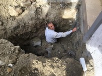 TOPRAK KAYMASI - (Özel) Kazdığı Çukurda Toprak Altında Kalan İşçiyi İtfaiye Ekipleri Kurtardı