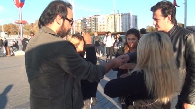 (Özel) Taksim'de Atatürk Portresiyle Duygu Sömürüsüne Gözaltı