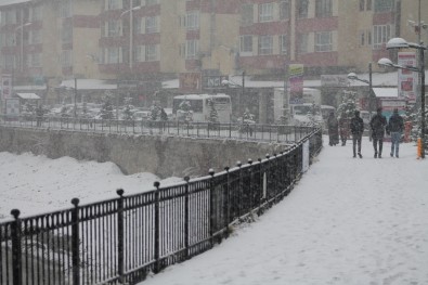 Bayburt'ta Kar Yağışı Etkili Oluyor