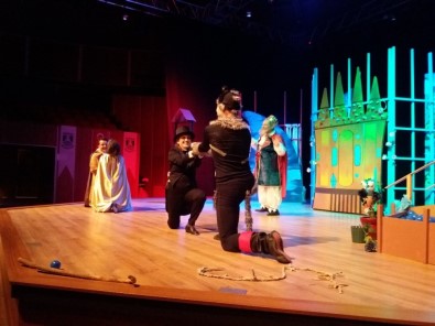 Bodrum Şehir Tiyatrosu'nun İlk Çocuk Oyunu Çizmeli Kedi Sahnede