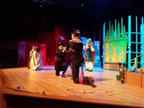 BODRUM BELEDİYESİ - Bodrum Şehir Tiyatrosu'nun İlk Çocuk Oyunu Çizmeli Kedi Sahnede