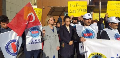 Bursa'da Hafta Sonu Mesaileri Verilmeyen PTT Çalışanları Eylem Yaptı