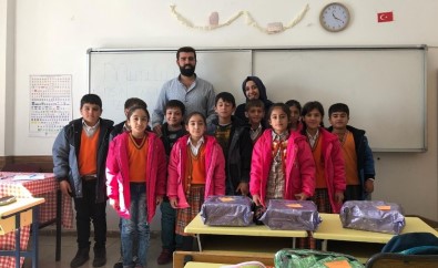 Çocuklara Mutluluk Giydiriliyor