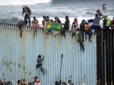 Göçmenler ABD Sınırına Ulaştı