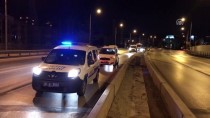İzmir'de Bariyerlere Çarpan Otomobilin Sürücüsü Yaralandı