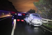 Kaza Yapıp Sürücüsünün Kaçtığı Minibüse 2 Araç Çarptı Açıklaması 1 Yaralı
