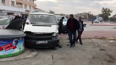 Konya'da Kamyonet İle Minibüs Çarpıştı Açıklaması 13 Yaralı