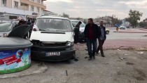 YUSUF YıLDıZ - Konya'da Kamyonet İle Minibüs Çarpıştı Açıklaması 13 Yaralı