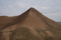 MEHMET İHSAN - Piramit Benzeri Tepeler Vatandaşları Heyecanlandırdı