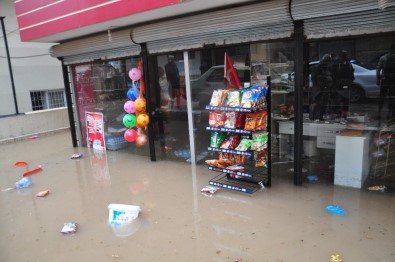 Reyhanlı'da Şiddetli Yağış Ev Ve İş Yerlerini Sular Altında Bıraktı