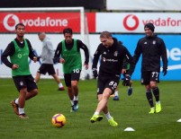 NEVZAT DEMİR - Beşiktaş, Sağanak Yağmur Altında Çalıştı