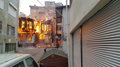 Bursa'da Tarihi Çarşıdaki Ahşap Bina Alev Alev Yandı...Binanın Yangınla Çökmesi Kameraya Yansıdı