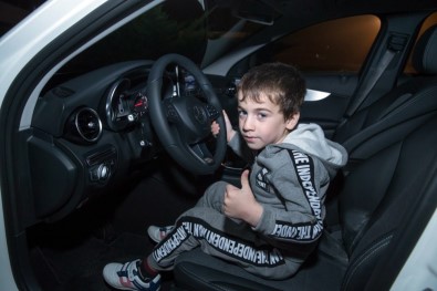 Çeçen Lider 5 Yaşındaki Rekortmen Çocuğa Araba Hediye Etti