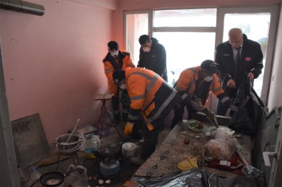 Çöp Evde Kalan Yaşlı Adama Belediye Sahip Çıktı