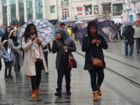 YAĞIŞ UYARISI - İstanbul'da Sağanak Yağış Etkili Oluyor