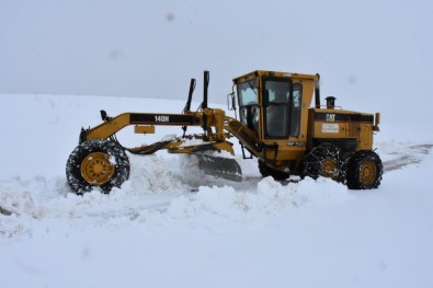 Muş'ta Kardan Kapanan Köy Yolları Ulaşıma Açılıyor