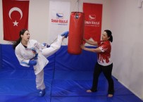 YAZ OLİMPİYATLARI - Hem Annesi Hem Antrenörü Açıklaması 'Karateci Anne-Kız'