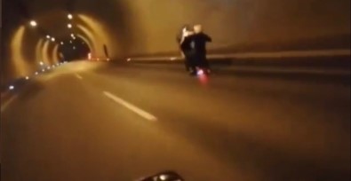(Özel) İstanbul'da Tünelde Tek Teker Giden Motosikletlinin Kaza Yaptığı Anlar Kamerada