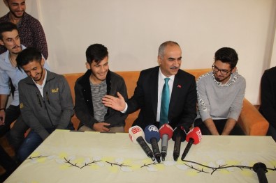 Sokakta Yorganla Dolaşmışlardı, Başkan Onları Evlerinde Ziyaret Etti