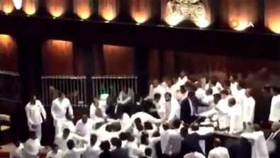 Sri Lanka Parlamentosunda Yumruklu Kavga