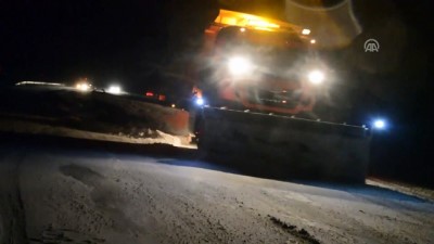 Tendürek Geçidi'nde Kar Yağışı Nedeniyle Araçlar Mahsur Kaldı