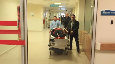 AK Parti'li Başkanın Aracına Çarpan Motosikletli Yaralandı