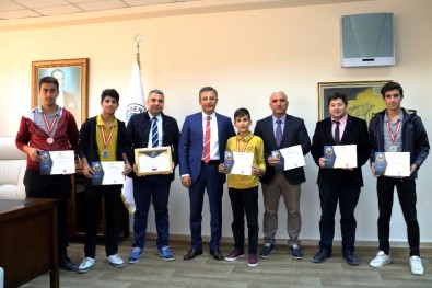Akdenizli Öğrencilerden Bilim Olimpiyatlarında Büyük Başarı