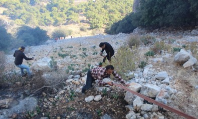 Antalya'da Sarp Arazide Çıkan Yangında Hortum Taşıma Seferberliği
