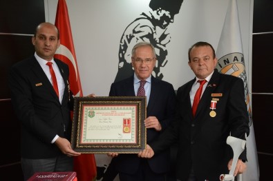 Başkan Acar'a Şeref Madalyası Ve Onur Belgesi Verildi