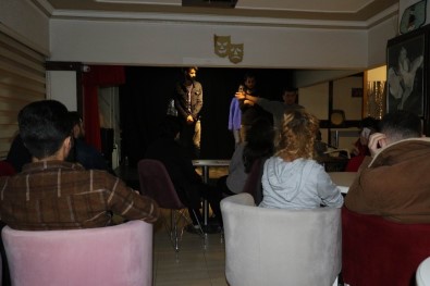 Bu Kafede Oyun Oynamak Yasak Tiyatro Gösterimi Serbest