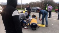 İSMAIL ÇETIN - Bursa'da Otomobil Motosiklete Çarptı Açıklaması 2 Yaralı