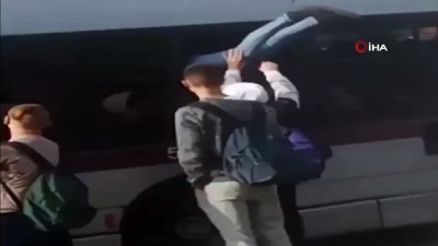 İtalyan Öğrenciler Dolu Otobüse Pencereden Girdi