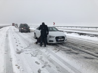Kars'ta Kar Ve Tipiden Dolayı Araçlar Yolda Mahsur Kaldı