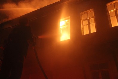 Kütahya'da 4 Ev Alevlere Teslim Oldu