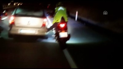 Motosikletliler Ayaklarıyla Arızalı Otomobili İtti