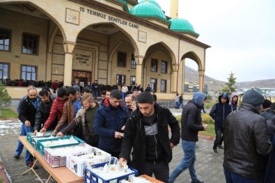 Nevşehir Belediyesi Cami Çıkışı Börek Ve Meyve Suyu Dağıttı
