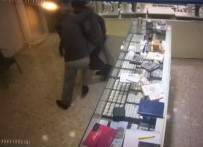 Pompalı Tüfekli Soyguncuların Üzerine Atladı