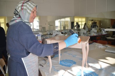 SAKEM'de Eskiyen Mobilyalar Sanata Dönüştürülüyor