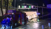 Sarıyer'de Tünel Girişine Devrilen Ağaç Yolu Trafiğe Kapattı