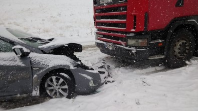 Sivas'ta İki Ayrı Trafik Kazası Açıklaması 1 Ölü, 6 Yaralı