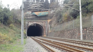 Kocaeli'de Talaş Yüklü Tır, Hızlı Tren Yolu Köprüsünde Devrildi