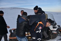 DONMA TEHLİKESİ - Muş'ta Hayvanlarıyla Mahsur Kalan 15 Kişi Kurtarıldı