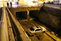 UÇAN OTOMOBİL - Sancaktepe'de Otomobil Su Kanalına Uçtu
