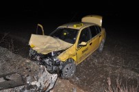 Ticari Taksi İle Otomobil Çarpıştı Açıklaması 3 Yaralı