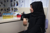 FAZLA KILO - Ağrı Şikayetiyle Gittiği Doktorda Karnından 7 Şişe Kist Çıkarıldı